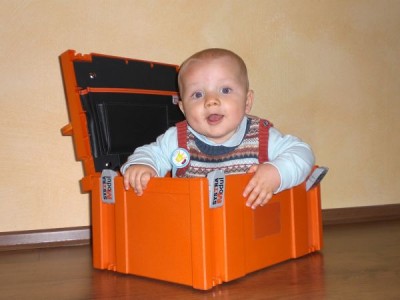 Ben in Papa's Arbeitskiste.jpg