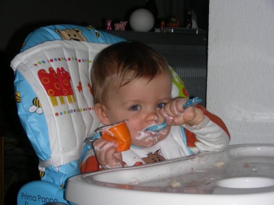jetzt möchte Luca auch schon mal alleine essen
