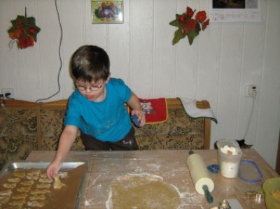 Tobi beim Plätzchen backen.JPG