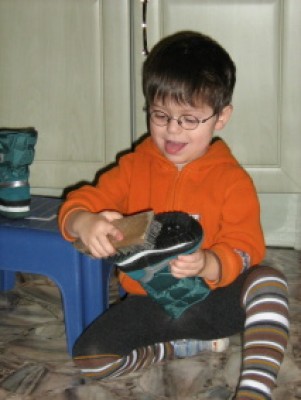 Tobi beim Stiefel putzen , der Nikolaus kommt!.JPG