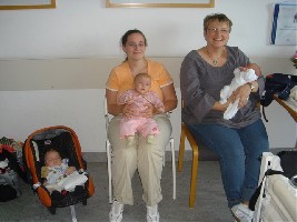 v.l.n.r.: ein schlafender JP, Bini's Schwester mit Annika u. Silke mit Emilia
