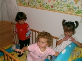 im Bett kann man so schön hopsen