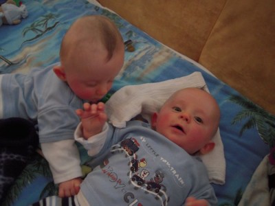 Tim und Ben beim spielen!!! Tim links, Ben rechts