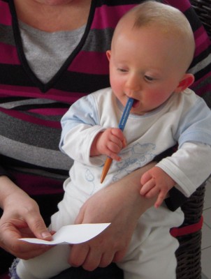 Ben beim Einkaufszettel machen