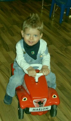 Das is übrigens mein Sonnenschein - ein Tag vor seinem 2ten Geburtstag :-)