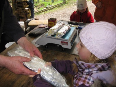 Emelie beim Fischkauf