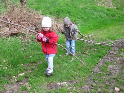 Lena u. Linus beim Stöckeschleifen