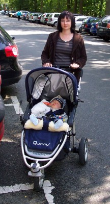 mit 7 Monaten: hier nochmals von der Ferne zu betrachten und wie man sehen kann lässt sich die Rückenlehne nicht in die waagrechte stellen