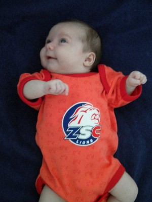 Michelle heute - 8 Wochen alt (von Papa in den Body seines Hockeyclub's gesteckt)