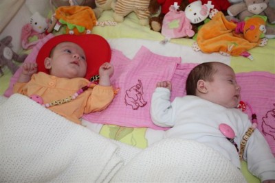 links Sarina, rechts Michelle 7 Wochen alt