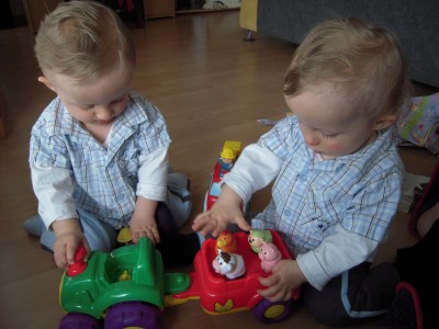 Ben und Tim beim spielen mit den neuen Geschenken - Forum.jpg
