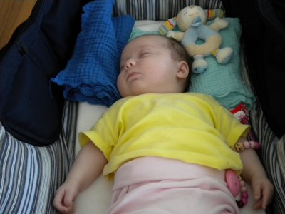 Michelle am schlafen im Kinderwagen