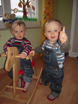Ben und Tim mit dem Schaukelpferd-Froum.jpg