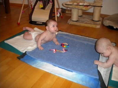 links Michelle - kann nun auch schon gut den Kopf heben...