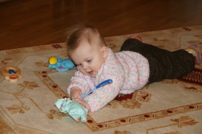 Yara versohlt der Puppe den Hintern