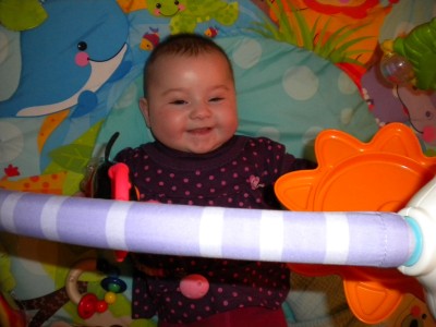 Michelle unter ihrem Spielbogen