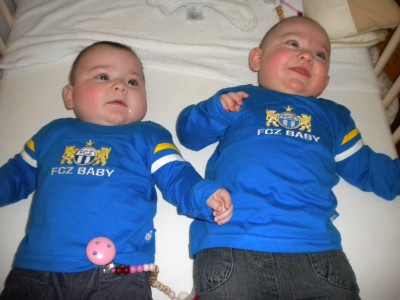 In den T-Shirts des Fussballclub's Zürich wo mein Mann Fan ist. War eine grosse Überraschung für ihn...