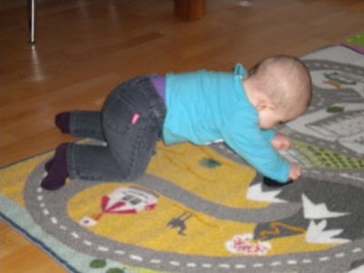 Sarina am &amp;quot;krabbeln&amp;quot;