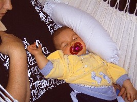 JD310366 06.09.05 im Hängesessel.jpg