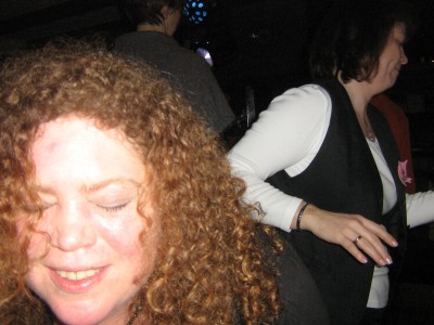 Ich vorne links, mit den Augen &amp;quot;zu&amp;quot; :-D zu später Stunde beim tanzen