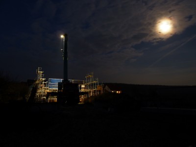 So ging´s los: gefühlt wie mitten in der Nacht, drei Grad unter Null, ein riesen Kran und jede Menge Gerüst um eine Lücke, in die unser Haus soll...