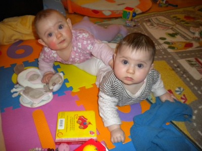 Sarina krabbelt über Michelle drüber...