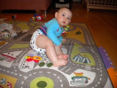 Sarina übt zu sitzen