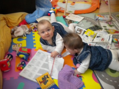 Sarina und Michelle blättern im Ferienkatalog...