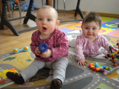 ich find's einfach süss wie Sarina nun sitzen kann! Hoffe Michelle macht es ihr bald nach...