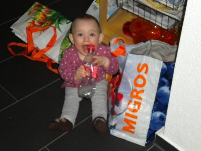 Sarina hängt an der Flasche...