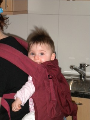 So kommt man echt gut zum kochen und Abendbrot vorbereiten...Sarina am spielen und Michelle hat den Plausch auf Mama's Rücken :-)