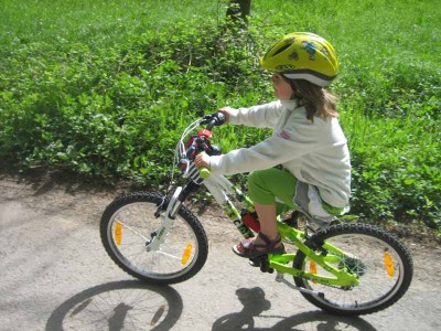 Lena mit dem neuen Fahrrad.jpg