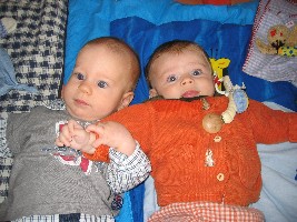 Linus uns Lena halten Händchen!