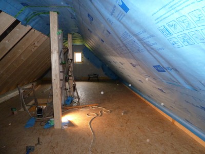 Das Dach wird mit Baupapier versehen und später mit Cellulosedämmung ausgeblasen...