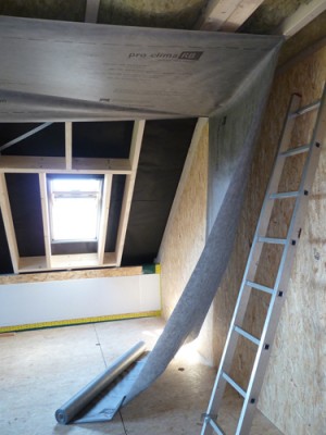 Nach der Dämmung in der Decke braucht´s diesen Rieselschutz - die Steinwolle piekt aber auch zu garstig