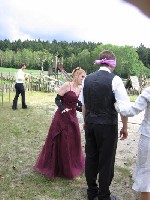 Mein Mann mußte mit verbundenen Augen von mir durch einen Parkur gelotzt werden :-)