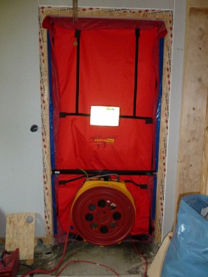 Dieser Ventilator hat beom Blower Door Test die ganze Luft raus gepustet, um zu testen, wieviel wieder rein kommt