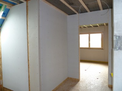 Ein paar Wände nehmen Gestalt an und sind schon mit Rigips beplankt