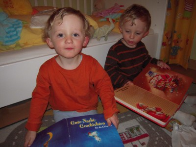 Ben und Tim beim Buch gucken.jpg