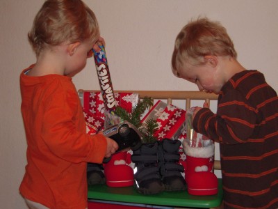 Ben und Tim beim Schuhe plündern.jpg