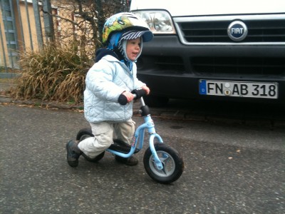 das war kurz nachdem wir hier ankamen - keine Wintersachen mehr gefunden, es war eiskalt, 2 dünne mützen und 2 sommerjacken an. Hauptsache das Laufrad und Helm sind da!
