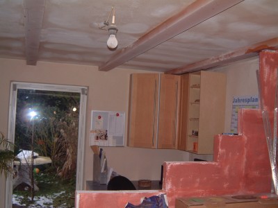 meine Zickzackwand zum Büro, die Farbe ändert sich noch, ist nur Grundierung