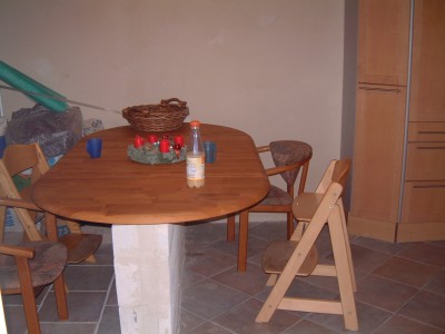 Holztisch auf Mäuerchen, frisch gewachst..,<br />die hellen Stellen auf dem Boden sind Gipsplacken, und bevor ich die Wand nicht verputzt hab, bleiben die auch