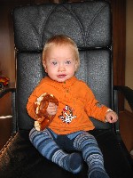 Auf Papas Computersessel bin ich der Chef!