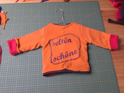 Eine Wendejacke Größe 62 aus einem alten Sweatshirt (rot) und einem alten Langarmshirt (orange) von mir