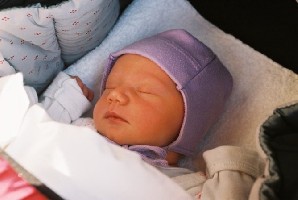 Elise im Kinderwagen mit Mützchen.jpg