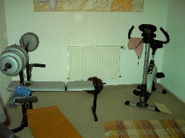 kleiner Kelleraum, mit den Fitnessgeräten (rechte Seite)