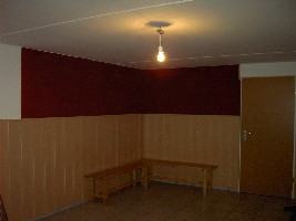 rechte Seite, rechts neben der Tür war es vorher auch rot, hab ich wieder weiß gestrichen!!